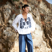 画像をギャラリービューアに読み込む, ボタニカル刺繍ブラウス