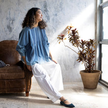 画像をギャラリービューアに読み込む, Denim Pintuck Blouse