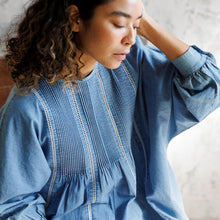 画像をギャラリービューアに読み込む, Denim Pintuck Blouse