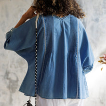 画像をギャラリービューアに読み込む, Denim Pintuck Blouse