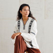 画像をギャラリービューアに読み込む, Tribal embroidery Blouse