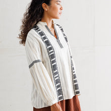 画像をギャラリービューアに読み込む, Tribal embroidery Blouse