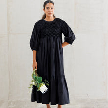 画像をギャラリービューアに読み込む, ハンドスモッキングドレス