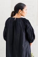 画像をギャラリービューアに読み込む, ハンドスモッキングドレス