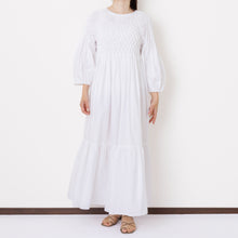 画像をギャラリービューアに読み込む, ハンドスモッキングドレス