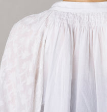 画像をギャラリービューアに読み込む, ボタニカル刺繍ブラウス