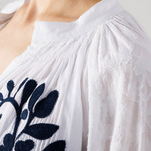 画像をギャラリービューアに読み込む, ボタニカル刺繍ブラウス