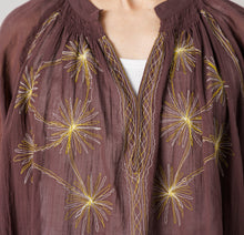 画像をギャラリービューアに読み込む, 幾何フラワー刺繍ブラウス