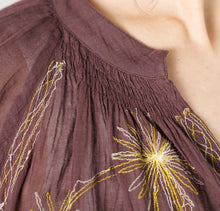 画像をギャラリービューアに読み込む, 幾何フラワー刺繍ブラウス