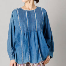 画像をギャラリービューアに読み込む, Denim Pintuck Blouse