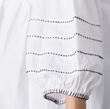 画像をギャラリービューアに読み込む, ハンドスモッキング 配色刺繍ブラウス