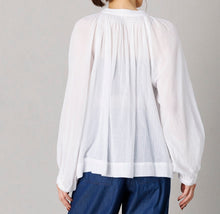 画像をギャラリービューアに読み込む, 幾何フラワー刺繍ブラウス