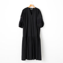 画像をギャラリービューアに読み込む, EMBROIDERY Tuck Dress