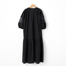 画像をギャラリービューアに読み込む, EMBROIDERY Tuck Dress