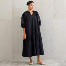 画像をギャラリービューアに読み込む, EMBROIDERY Tuck Dress